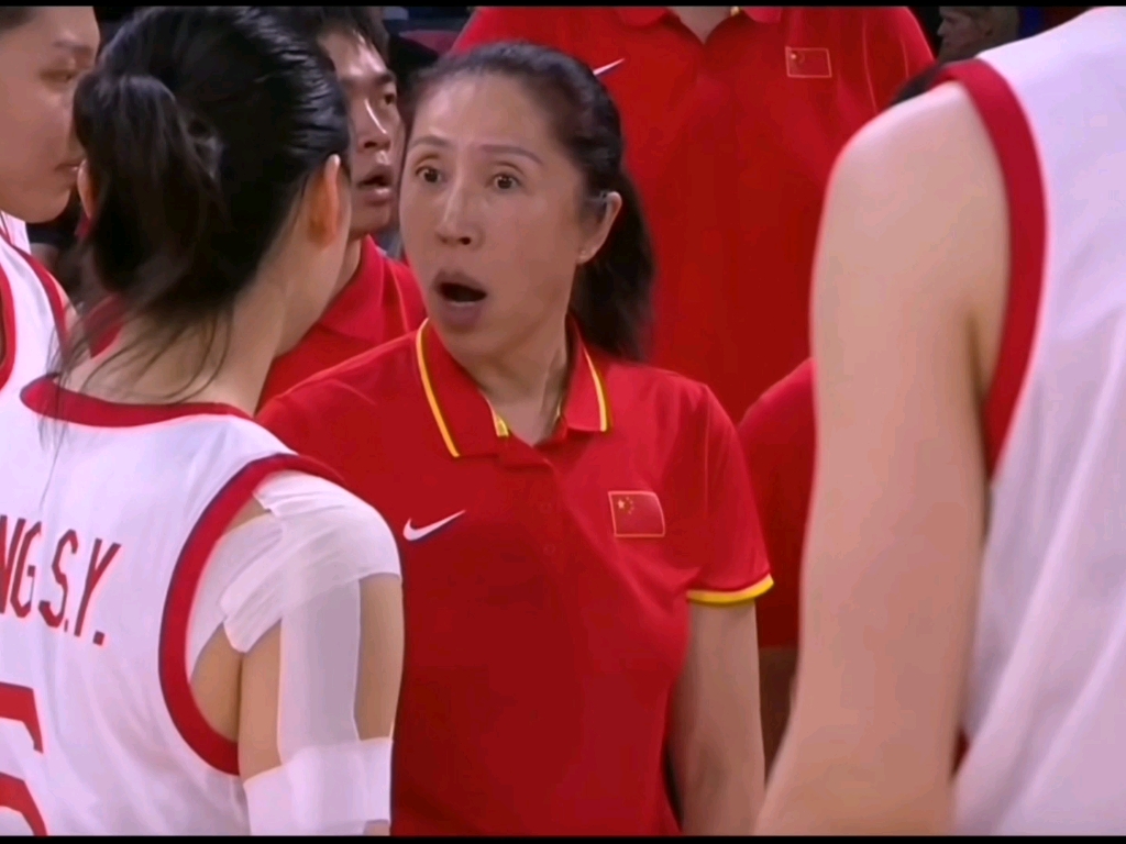 中国女篮主教练(中国女篮主教练年薪多少)
